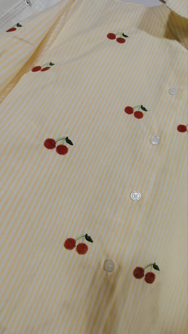 CAMISA CEREZA ,RAYA AMARILLA